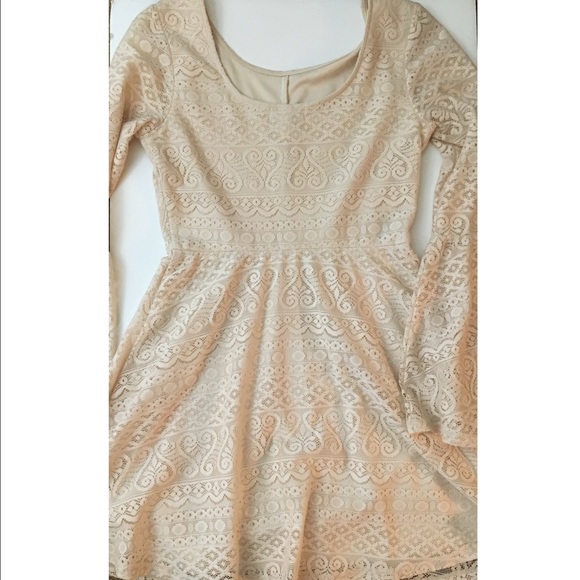 Lot of Love by Speechless Cream Lace Flare Sleeve Mini Dress size Small - Picture 3 of 4